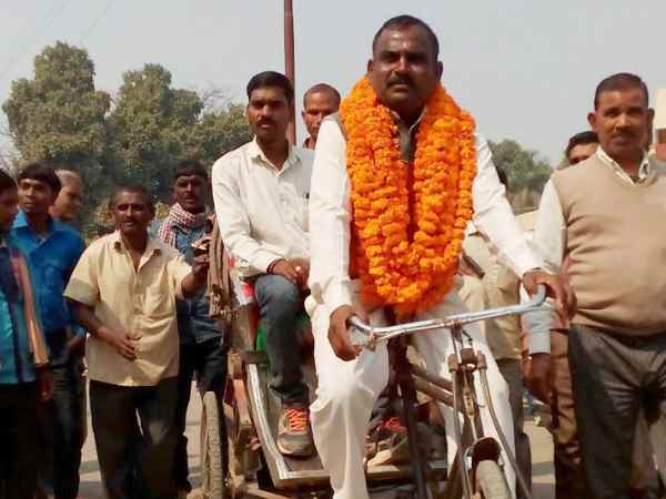 वाराणसी: नामांकन करने रिक्शा चलाकर पहुंचा निर्दलीय प्रत्याशी, कहा 'मैं निकला गड्डी ले के' वाराणसी: नामांकन करने रिक्शा चलाकर पहुंचा निर्दलीय प्रत्याशी, कहा 'मैं निकला गड्डी ले के'