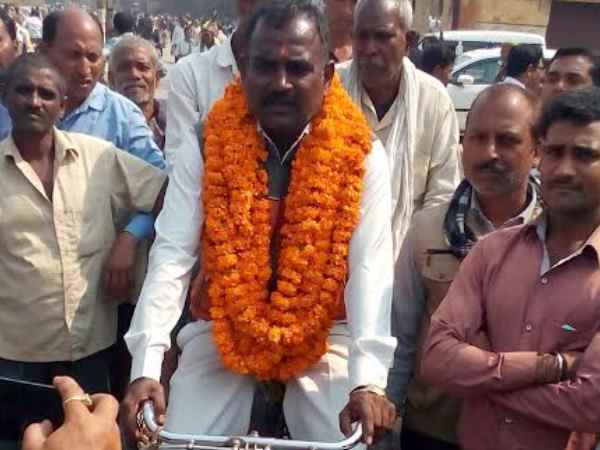 वाराणसी: नामांकन करने रिक्शा चलाकर पहुंचा निर्दलीय प्रत्याशी, कहा 'मैं निकला गड्डी ले के' वाराणसी: नामांकन करने रिक्शा चलाकर पहुंचा निर्दलीय प्रत्याशी, कहा 'मैं निकला गड्डी ले के'