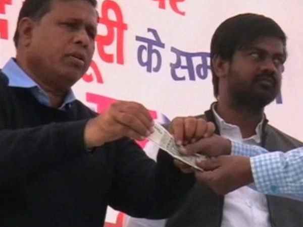 रायबरेली: जनसभा को संबोधित करने आए नेता जी बटोरने लगे पैसे रायबरेली: जनसभा को संबोधित करने आए नेता जी बटोरने लगे पैसे