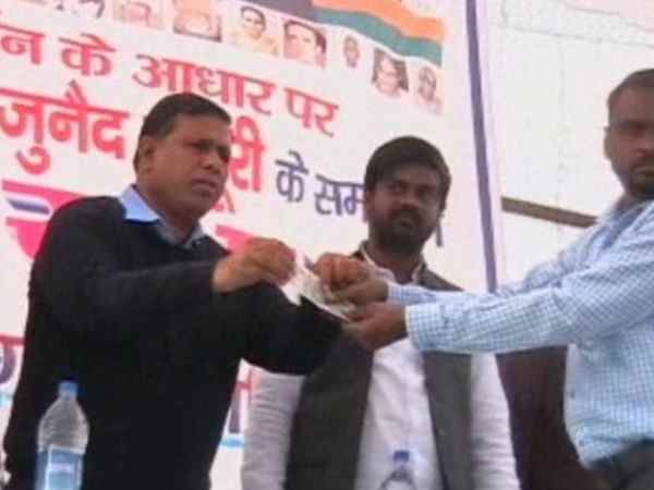रायबरेली: जनसभा को संबोधित करने आए नेता जी बटोरने लगे पैसे रायबरेली: जनसभा को संबोधित करने आए नेता जी बटोरने लगे पैसे