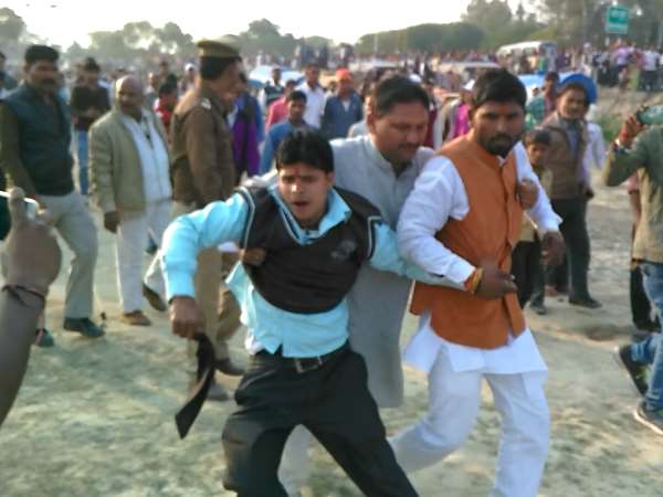 टिकट न मिलने से नाराज बीजेपी नेता ने अमित शाह को दिखाए काले झंडे टिकट न मिलने से नाराज बीजेपी नेता ने अमित शाह को दिखाए काले झंडे