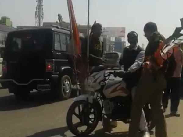 VIDEO: बाइक पर लगा मिला BJP का झंडा तो पुलिस ने बुरी तरह पीटा VIDEO: बाइक पर लगा मिला BJP का झंडा तो पुलिस ने बुरी तरह पीटा