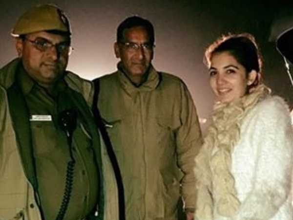 आधी रात को सुनसान सड़क पर जब दिल्ली पुलिस ने की युवती की मदद आधी रात को सुनसान सड़क पर जब दिल्ली पुलिस ने की युवती की मदद