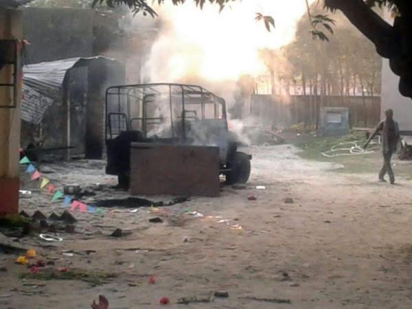 बिहार: पुलिस के आतंक से तंग आकर गांववालों ने फूंक दिया थाना, लगाए गंभीर आरोप बिहार: पुलिस के आतंक से तंग आकर गांववालों ने फूंक दिया थाना, लगाए गंभीर आरोप