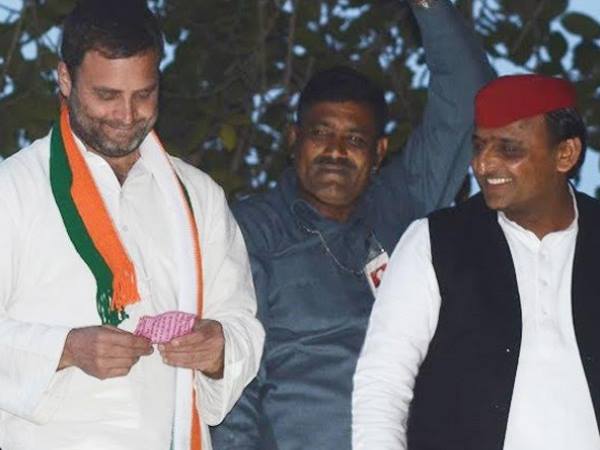 आगरा रोड शो में जब एक लड़की की चिट्टी पढ़कर मुस्कुराने लगे राहुल, जानें क्या लिखा था? आगरा रोड शो में जब एक लड़की की चिट्टी पढ़कर मुस्कुराने लगे राहुल, जानें क्या लिखा था?