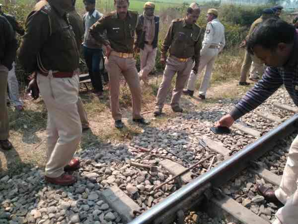 संभल में रेल पटरी को काटने की साजिश, टला बड़ा हादसा संभल में रेल पटरी को काटने की साजिश, टला बड़ा हादसा