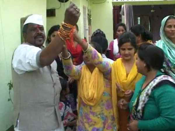 शाहजहांपुर: वोट मांगने का अनोखा तरीका, प्रत्याशी ने महिलाओं से राखी बंधवाकर किया कर्ज चुकाने का वादा शाहजहांपुर: वोट मांगने का अनोखा तरीका, प्रत्याशी ने महिलाओं से राखी बंधवाकर किया कर्ज चुकाने का वादा