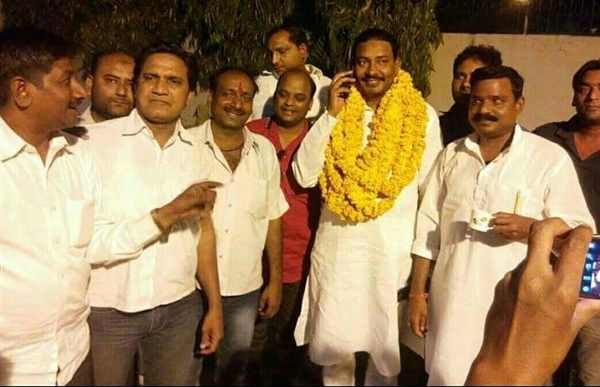 बिना कांग्रेस मेंबर बने ही पार्टी ने दिया सपा नेता समद अंसारी को टिकट, कुछ अनसुलझे सवाल बिना कांग्रेस मेंबर बने ही पार्टी ने दिया सपा नेता समद अंसारी को टिकट, कुछ अनसुलझे सवाल