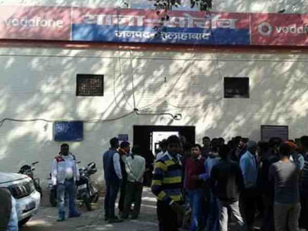 इलाहाबाद: सोरांव सीट पर भाजपा-अद प्रत्याशी भिड़े, फायरिंग, पथराव इलाहाबाद: सोरांव सीट पर भाजपा-अद प्रत्याशी भिड़े, फायरिंग, पथराव