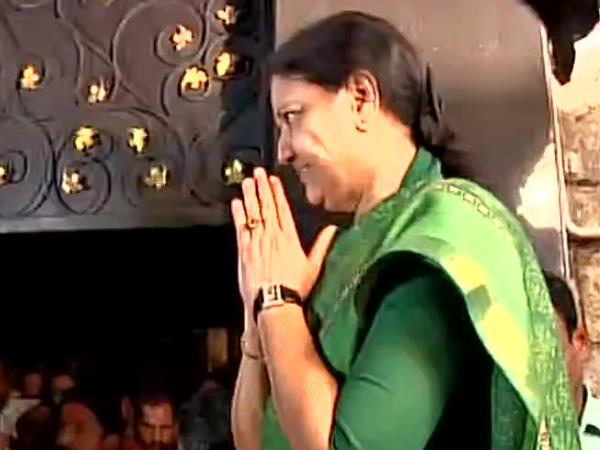पनीरसेल्वम की 'बगावत', तमिलनाडु में हाई-वोल्टेज राजनीतिक ड्रामा पनीरसेल्वम की 'बगावत', तमिलनाडु में हाई-वोल्टेज राजनीतिक ड्रामा