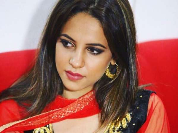 शाहरुख की छोड़ो, सेल्फी में ये नीली आखों वाली परी कौन है? शाहरुख की छोड़ो, सेल्फी में ये नीली आखों वाली परी कौन है?