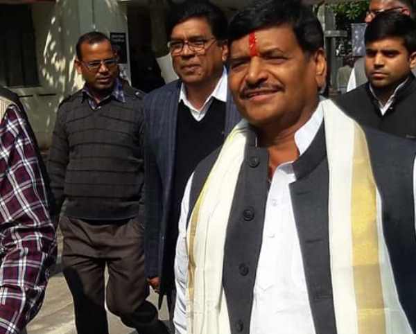 इटावा: वोट मांगने आए शिवपाल को दिखाया काला झंडा, लगे मुर्दाबाद के नारे इटावा: वोट मांगने आए शिवपाल को दिखाया काला झंडा, लगे मुर्दाबाद के नारे