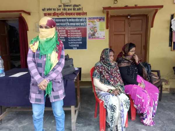 वाराणसी:दलित महिला को सरेराह मार दिया थप्पड़, मामले को दबा रही पुलिस, देखिए वीडियो वाराणसी:दलित महिला को सरेराह मार दिया थप्पड़, मामले को दबा रही पुलिस, देखिए वीडियो