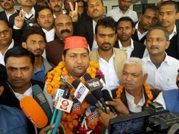 इलाहाबाद: गठबंधन में फिर बड़ी रार, सपा-कांग्रेस के प्रत्याशी आमने-सामने इलाहाबाद: गठबंधन में फिर बड़ी रार, सपा-कांग्रेस के प्रत्याशी आमने-सामने