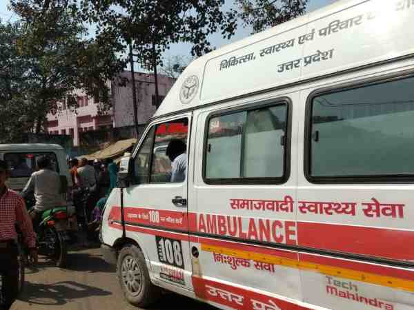 सपा राज्य मंत्री के जुलूस के जाम में फंसा समाजवादी एंबुलेंस, तड़पते रहे घायल, वीडियो सपा राज्य मंत्री के जुलूस के जाम में फंसा समाजवादी एंबुलेंस, तड़पते रहे घायल, वीडियो