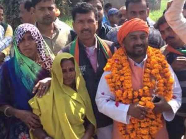 यूपी चुनाव: फिर आड़े आया आयोग का नियम, BJP के ऐतराज के बावजूद प्रत्याशी से नहीं छिना कमल यूपी चुनाव: फिर आड़े आया आयोग का नियम, BJP के ऐतराज के बावजूद प्रत्याशी से नहीं छिना कमल