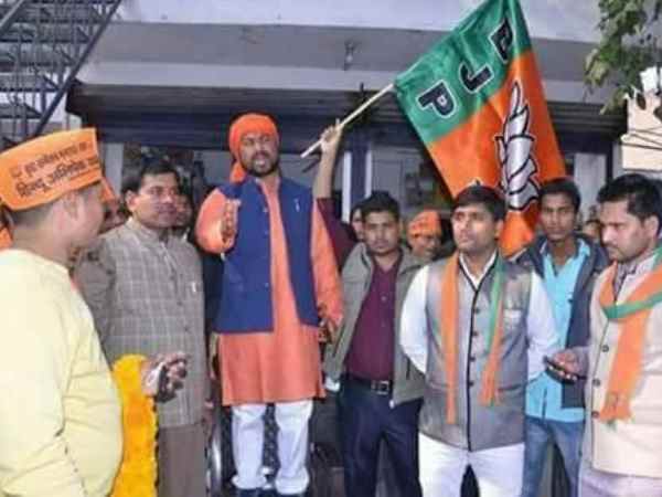 यूपी चुनाव: फिर आड़े आया आयोग का नियम, BJP के ऐतराज के बावजूद प्रत्याशी से नहीं छिना कमल यूपी चुनाव: फिर आड़े आया आयोग का नियम, BJP के ऐतराज के बावजूद प्रत्याशी से नहीं छिना कमल