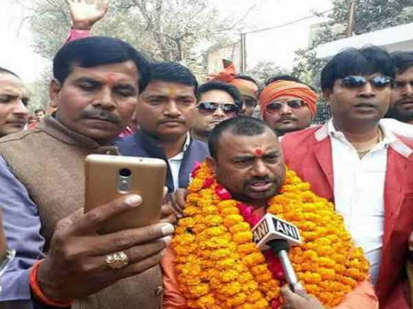 यूपी चुनाव: फिर आड़े आया आयोग का नियम, BJP के ऐतराज के बावजूद प्रत्याशी से नहीं छिना कमल यूपी चुनाव: फिर आड़े आया आयोग का नियम, BJP के ऐतराज के बावजूद प्रत्याशी से नहीं छिना कमल