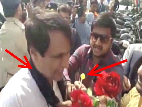पुलिस को चकमा दे कांग्रेस कार्यकर्ताओं ने सुरेश प्रभु को पहनाई काले कपड़े की माला, दिया लॉलीपॉप पुलिस को चकमा दे कांग्रेस कार्यकर्ताओं ने सुरेश प्रभु को पहनाई काले कपड़े की माला, दिया लॉलीपॉप