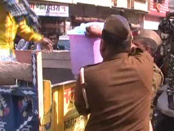 शाहजहांपुर: BJP प्रत्याशी के जुलूस में बांटी जा रही थी मिठाई, पुलिस ने किया मुकदमा दर्ज शाहजहांपुर: BJP प्रत्याशी के जुलूस में बांटी जा रही थी मिठाई, पुलिस ने किया मुकदमा दर्ज