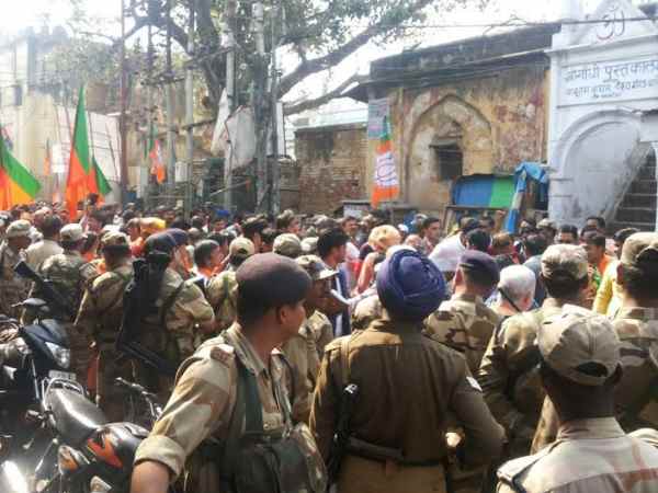 शाहजहांपुर: BJP प्रत्याशी के जुलूस में बांटी जा रही थी मिठाई, पुलिस ने किया मुकदमा दर्ज शाहजहांपुर: BJP प्रत्याशी के जुलूस में बांटी जा रही थी मिठाई, पुलिस ने किया मुकदमा दर्ज