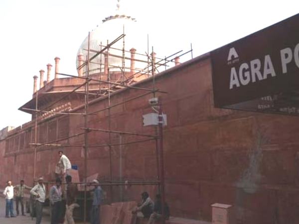 आगरा: युवक ने की ताजमहल में चुपके से घुसने की कोशिश, गिरफ्तार आगरा: युवक ने की ताजमहल में चुपके से घुसने की कोशिश, गिरफ्तार