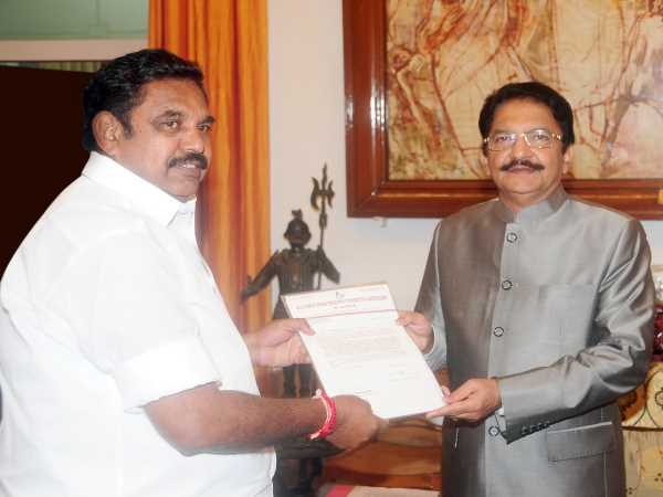 पलानीसामी ने की तमिलनाडु के राज्यपाल से मुलाकात, सरकार बनाने का दावा पलानीसामी ने की तमिलनाडु के राज्यपाल से मुलाकात, सरकार बनाने का दावा