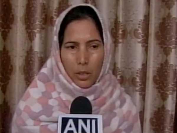 BSF जवान तेज बहादुर की पत्नी का आरोप- रिटायरमेंट से पहले कर लिया गिरफ्तार BSF जवान तेज बहादुर की पत्नी का आरोप- रिटायरमेंट से पहले कर लिया गिरफ्तार