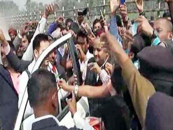 पटना: जब कई लड़कियों ने गुलाब लेकर रोका तेजस्वी का रास्ता, जानिए प्यार पर क्या बोले तेजस्वी? पटना: जब कई लड़कियों ने गुलाब लेकर रोका तेजस्वी का रास्ता, जानिए प्यार पर क्या बोले तेजस्वी?