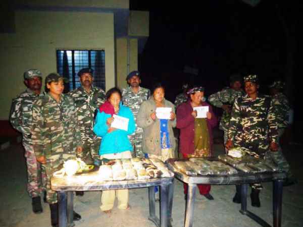 बलरामपुर: नेपाल से भारत लाई जा रही चरस को SSB जवानों ने पकड़ा, करोड़ों की चरस और 3 महिलाएं अरेस्ट बलरामपुर: नेपाल से भारत लाई जा रही चरस को SSB जवानों ने पकड़ा, करोड़ों की चरस और 3 महिलाएं अरेस्ट