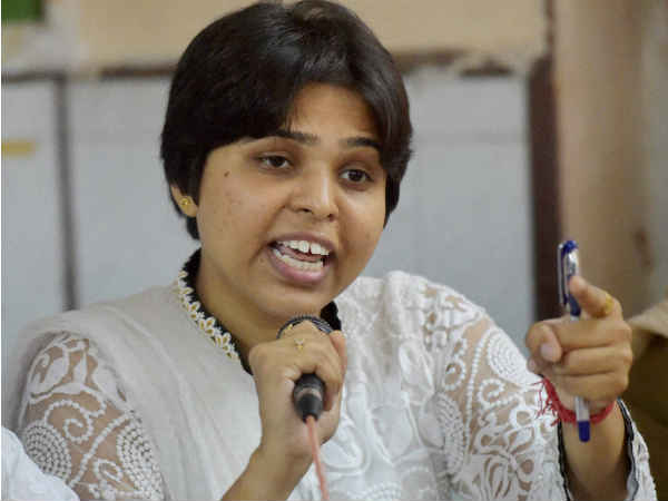 Infosys इंजीनियर रासिल राजू मर्डर केस: हत्यारे को भूमाता ब्रिगेड ने कोर्ट में पीटा Infosys इंजीनियर रासिल राजू मर्डर केस: हत्यारे को भूमाता ब्रिगेड ने कोर्ट में पीटा