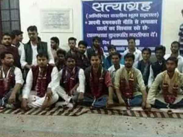 इलाहाबाद विवि. : गुस्साए छात्रों ने कुलसचिव से जबरन लिखवाया इस्तीफा तो चुनाव आयोग ने मांगी रिपोर्ट इलाहाबाद विवि. : गुस्साए छात्रों ने कुलसचिव से जबरन लिखवाया इस्तीफा तो चुनाव आयोग ने मांगी रिपोर्ट