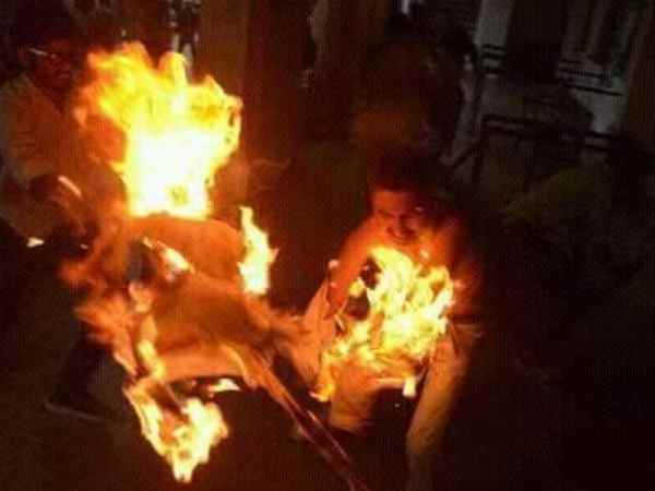 इलाहाबाद विवि. : गुस्साए छात्रों ने कुलसचिव से जबरन लिखवाया इस्तीफा तो चुनाव आयोग ने मांगी रिपोर्ट इलाहाबाद विवि. : गुस्साए छात्रों ने कुलसचिव से जबरन लिखवाया इस्तीफा तो चुनाव आयोग ने मांगी रिपोर्ट