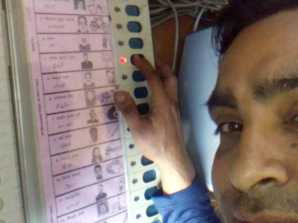 मुरादाबाद: बीजेपी समर्थक ने ईवीएम बटन दबाते हुए बनाया वीडियो, वारयल मुरादाबाद: बीजेपी समर्थक ने ईवीएम बटन दबाते हुए बनाया वीडियो, वारयल