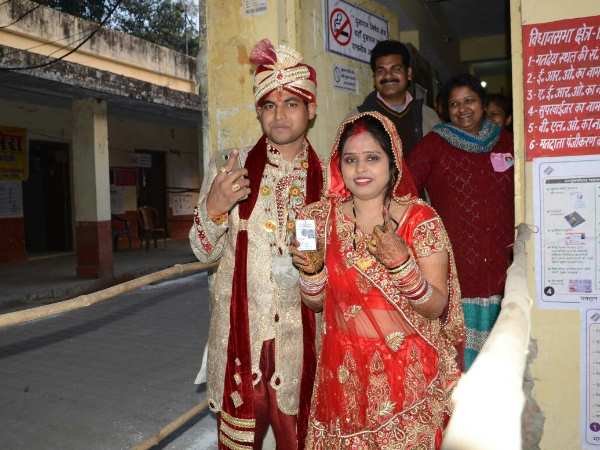 शादी के फेरे लेने के बाद जोड़े ने पहले वोट डाला, फिर हुई विदाई शादी के फेरे लेने के बाद जोड़े ने पहले वोट डाला, फिर हुई विदाई