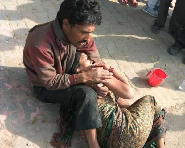 यूपी शर्मसार: तीन घंटे तक अस्पताल के बाहर जमीन पर तड़पती रही महिला यूपी शर्मसार: तीन घंटे तक अस्पताल के बाहर जमीन पर तड़पती रही महिला