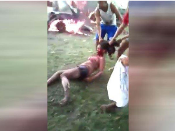 Mob throw women in bonfire alive, watch horrible video Mob throw women in bonfire alive, watch horrible video