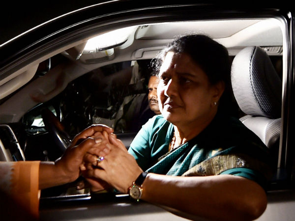 एआईएडीएमके का महासचिव बनाने पर शशिकला को नोटिस जारी एआईएडीएमके का महासचिव बनाने पर शशिकला को नोटिस जारी