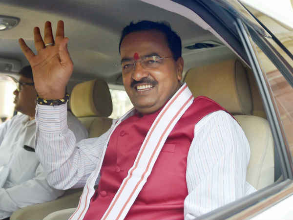 रेलवे स्टेशन के बाहर बेचते थे चाय