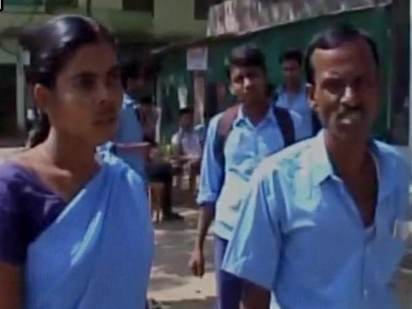 मां और पिता के साथ बेटे ने दी इंटर की परीक्षा, बने चर्चा का विषय मां और पिता के साथ बेटे ने दी इंटर की परीक्षा, बने चर्चा का विषय