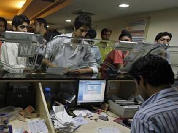 बैंक खाते से अपने आप कट गए पैसे
