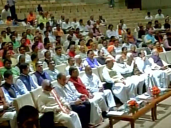 जीएसटी के बारे में लोगों को बताएं