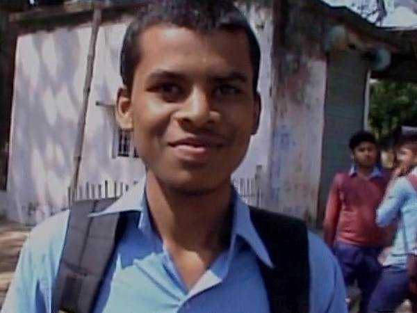 मां और पिता के साथ बेटे ने दी इंटर की परीक्षा, बने चर्चा का विषय मां और पिता के साथ बेटे ने दी इंटर की परीक्षा, बने चर्चा का विषय