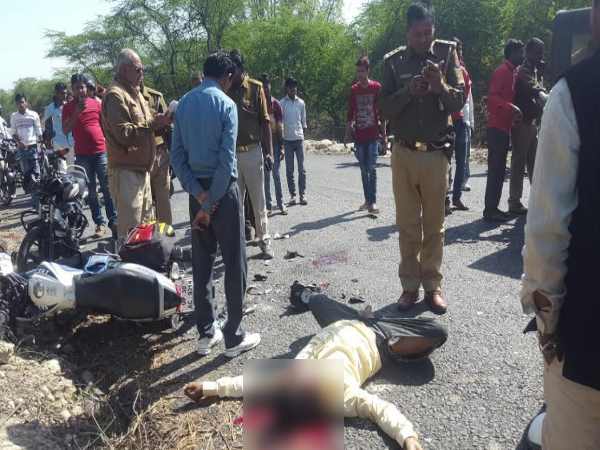 दो बाइकों की आपस में टक्कर, तेज रफ्तार ने ली दो जिंदगियां दो बाइकों की आपस में टक्कर, तेज रफ्तार ने ली दो जिंदगियां