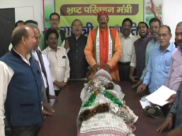 कानपुर: रोडवेज कर्मचारियों ने निकाली गायत्री प्रजापति की अर्थी, मुर्दाबाद के नारे लगाकर किया विरोध कानपुर: रोडवेज कर्मचारियों ने निकाली गायत्री प्रजापति की अर्थी, मुर्दाबाद के नारे लगाकर किया विरोध