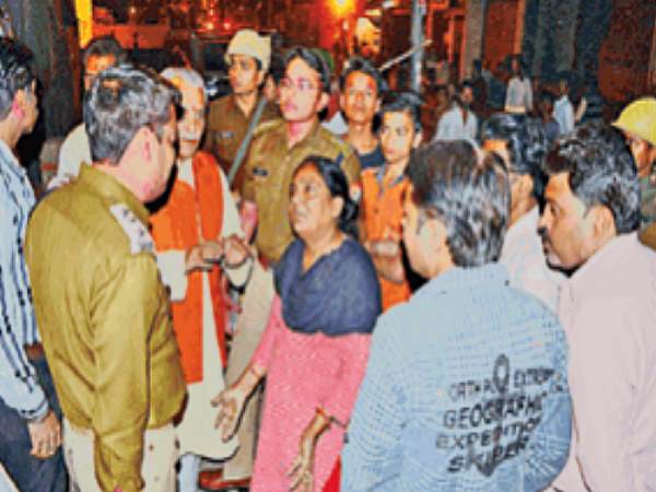 दो गुटों में टकराव के चलते छावनी बनी गलियां, रात भर दौड़ती रही पुलिस दो गुटों में टकराव के चलते छावनी बनी गलियां, रात भर दौड़ती रही पुलिस