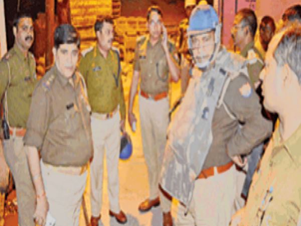 दो गुटों में टकराव के चलते छावनी बनी गलियां, रात भर दौड़ती रही पुलिस दो गुटों में टकराव के चलते छावनी बनी गलियां, रात भर दौड़ती रही पुलिस
