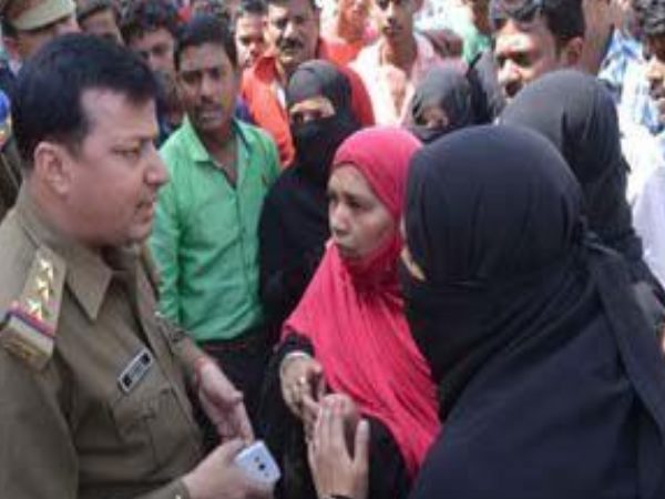 दो गुटों में टकराव के चलते छावनी बनी गलियां, रात भर दौड़ती रही पुलिस दो गुटों में टकराव के चलते छावनी बनी गलियां, रात भर दौड़ती रही पुलिस