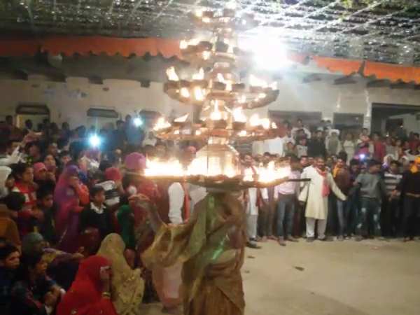 108 दीपकों को सर पर रखकर महिला करती है डांस, देखिए वीडियो 108 दीपकों को सर पर रखकर महिला करती है डांस, देखिए वीडियो