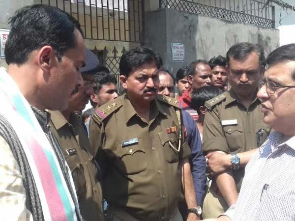 शाहजहांपुर: पुलिस अधिकारी की गाड़ी ने ली बच्चे की जान, गया था टॉफी लेने घर पहुंचा शव शाहजहांपुर: पुलिस अधिकारी की गाड़ी ने ली बच्चे की जान, गया था टॉफी लेने घर पहुंचा शव